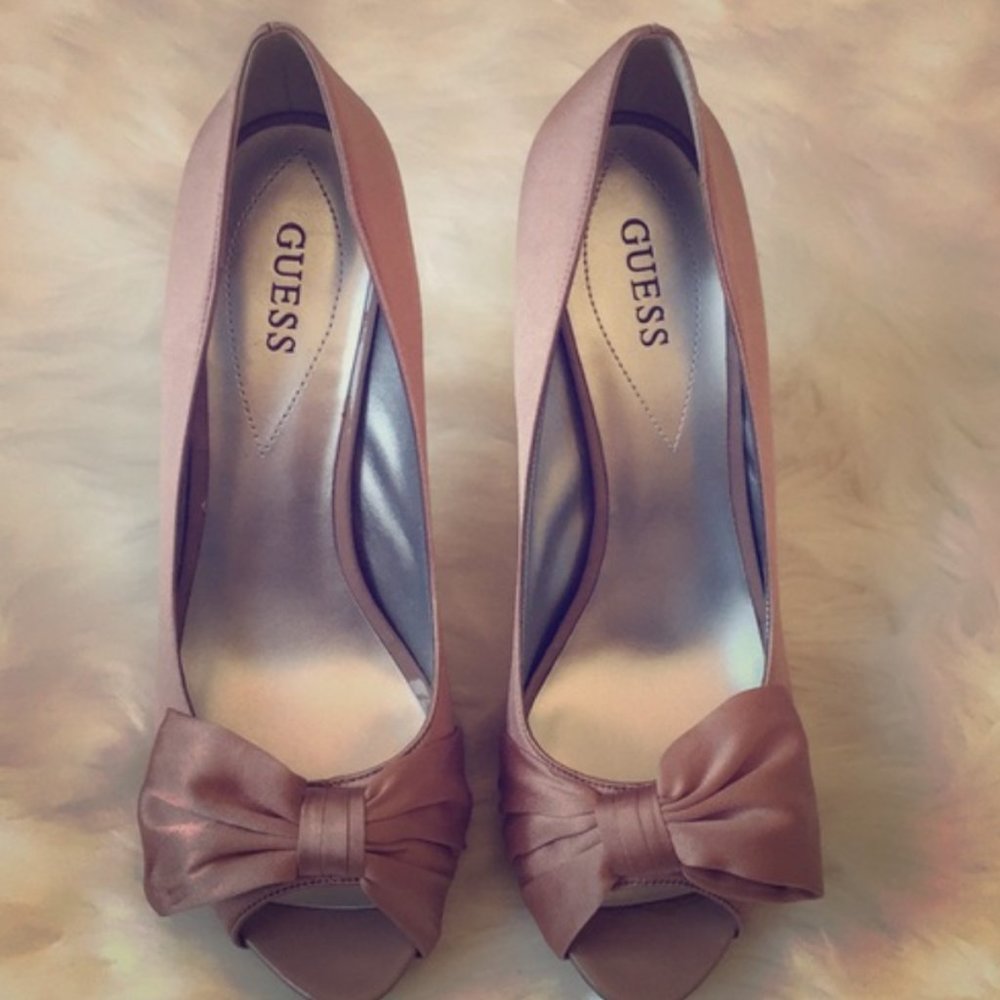 Size 9 Sassy Guess Bow Shoes